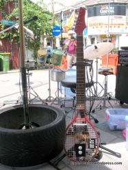 Raqueta como caja de guitarra - Autora: Marta Cerrada - Lugar: Malasia, George Town, Penang - Fecha: agosto 2014
