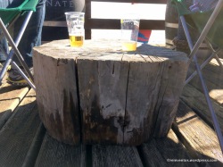 Tronco de árbol como mesa - Autora: Gema Villa - Lugar: Remascaro, Estación de esquí Cerler-Aramón - febrero 2016
